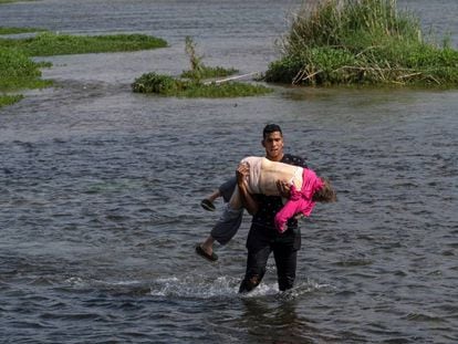 Las desgarradoras imágenes de una anciana venezolana cruzando el Río Bravo