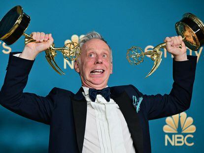 Mike White, creador y director de 'The White Lotus', con dos de los Emmy que ha ganado la serie de HBO.