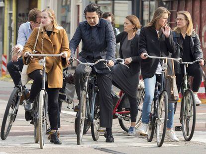 Ciclistas esperando a que el semáforo se ponga en verde en Ámsterdam.