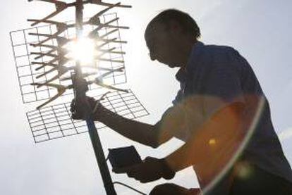 Un antenista adapta una antena convencional para que pueda recibir la señal de TDT.