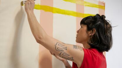 La artista brasileña Ana Prata trabaja en una de sus obras.