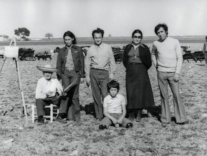 De izquierda a derecha. Antonio López Torres (sentado), Isabel Quintanilla, Antonio López García, Francesco (hijo de Isabel Quintanilla y de Francisco López), María Moreno y Francisco López en Tomelloso, 1973.