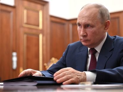 El presidente ruso, Vladímir Putin, se reúne con el primer ministro ruso, junio de 2023.