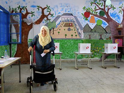 Una mujer vota este lunes durante el referéndum sobre el nuevo texto constitucional en Túnez