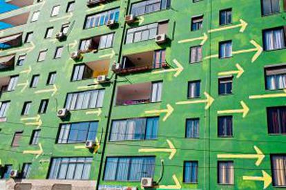 Flechas en un bloque de apartamentos de Tirana.