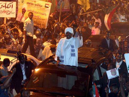 El presidente de Sudán, Omar al Bashir, saluda a sus seguidores tras regresar de La Meca el 1 de abril.