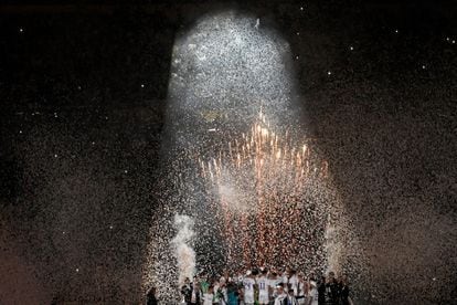 Los jugadores del Real Madrid siguen los fuegos artificiales durante la celebración en el Bernabéu. 