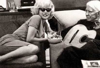 Fotografía de Len Steckle en la que se ve a Marilyn junto al poeta  Carl Sandburg.