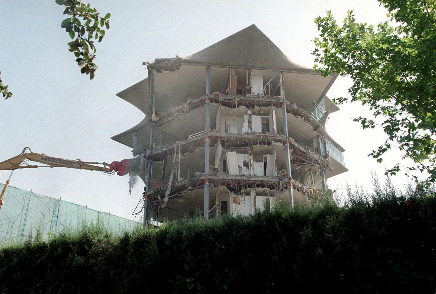 Demolición en 1999 de los laboratorios Jorba, edificio más conocido como La Pagoda, obra de Miguel Fisac.