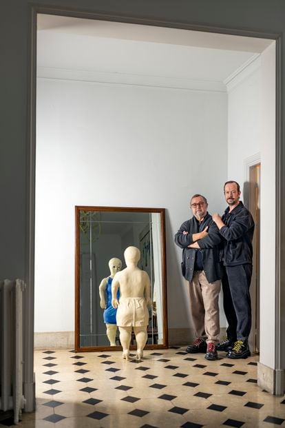 El coleccionista Juan Várez y su marido, Jan Taminiau, junto a Sara with Blue Dress (1996), escultura de su colección particular.