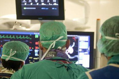 Un equipo de médicos en un hospital de Barcelona.