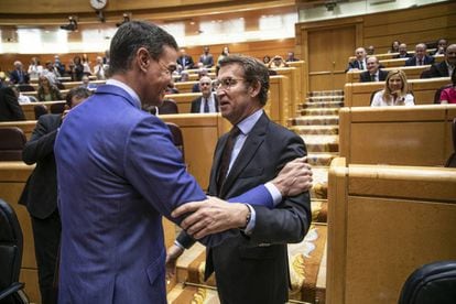 Sánchez y Feijóo se saludan en el Senado, esta tarde.