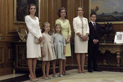 Doña Letizia y sus hijas, la princesa de Asturias Leonor y la infanta Sofía, la reina Sofía y la infanta Elena junto a su hijo mayor, Felipe Juan Froilán.