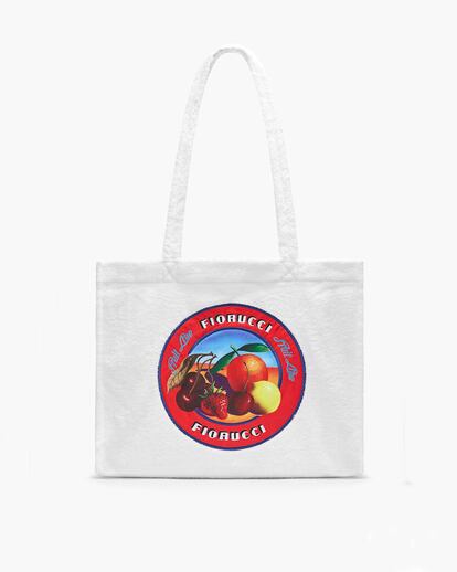 Si no cedemos a un punto kitch en verano, ¿entonces cuándo? Este shopping bag elaborado en algodón con acabado toalla, con el logotipo de Fiorucci bordado y un estampado de frutas tropicales es algo así como la versión bolso de las camisetas-souvenir típicas de las vacaciones.