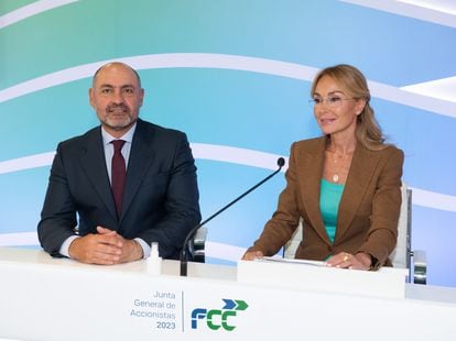 El consejero delegado de FCC, Pablo Colio, junto a la presidenta del grupo, Esther Alcocer, en la junta de accionistas celebrada esta tarde en Madrid.