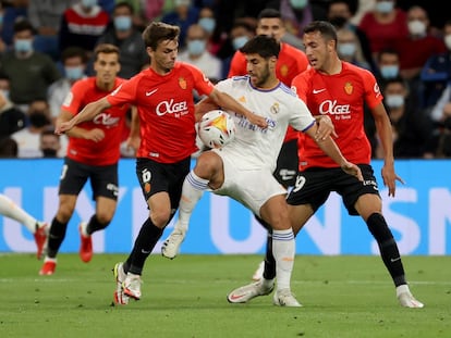 Marco Asensio (c), disputa el balón ante los jugadores del Mallorca, Aleix Febas (i) y Josep Gaya.