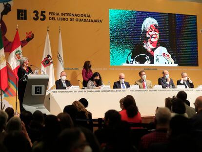 La escritora chilena Diamela Eltit habla luego de recibir el premio de Literatura de la FIL, en la última edición de la Feria.