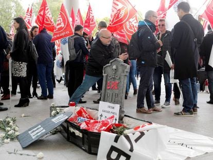 Delegados sindicales de CaixaBank de toda España, concentrados ante el Palacio de Congresos de Valencia este viernes. 