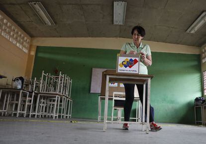 Una mujer venezolana introduce su papeleta en un centro electoral de Barquisimeto, el 20 de mayo de 2018.