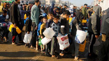 Niños palestinos hacían fila el jueves para recibir agua potable en Rafah, en el sur de la franja de Gaza.