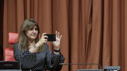 La presidenta del Parlament, Laura Borràs, consulta su teléfono este miércoles, durante la asamblea de constitución de la Asociación Nacional Parlamentaria Escolta Cataluña (Anpec).