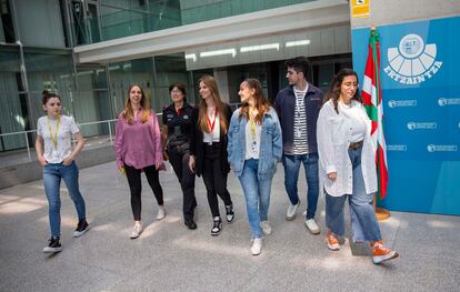 Un grupo de universitarios junto a una instructora de la Ertzaintza en la sede central de la Policía vasca, en Erandio (Bizkaia).