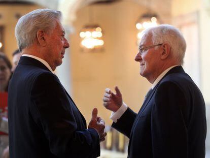 Mario Vargas Llosa y V&iacute;ctor Garc&iacute;a de la Concha charlan durante la reuni&oacute;n del Patronato del Instituto Cervantes.