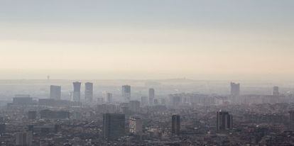 Una boirina de contaminació cobreix Barcelona, ahir.