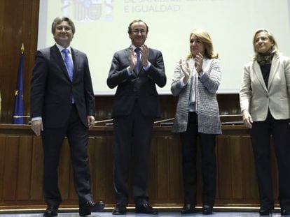 Toma de posesi&oacute;n del nuevo secretario general de Sanidad y Consumo, Rub&eacute;n Moreno (izquierda), ante el ministro de Sanidad, Alfonso Alonso. 