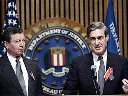 El director del FBI, Robert Mueller, se dirige a los informadores en presencia del fiscal general, John Ashcroft.