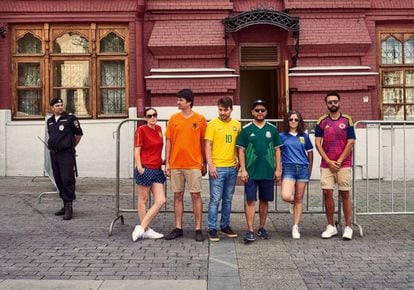 Activistas de la protesta 'Bandera escondida' durante el mundial de 2018 en Rusia, donde el activismo LGBT es penado