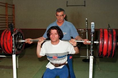 Yago carga pesas en un entrenamiento con Juanjo Azpeitia en mayo de 1999.