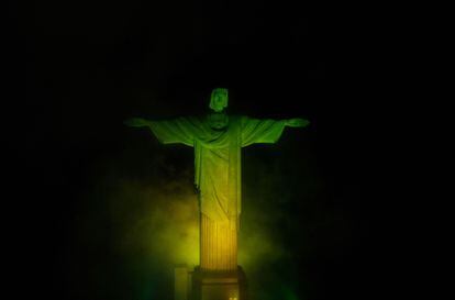 La estatua de Cristo Redentor, en Río, iluminada con el amarillo y verde de la bandera brasileña, en honor a Pelé, este jueves por la noche.