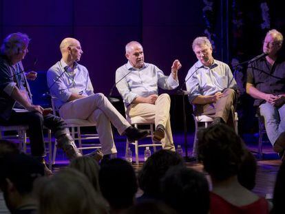 Desde la izquierda, Ed Vulliamy, Alejandro Santos, Antonio Ca&ntilde;o, Martin Baron y Jon Lee Anderson, en el debate.