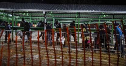 Refugiados el lunes en la frontera de Serbia y Macedonia. 