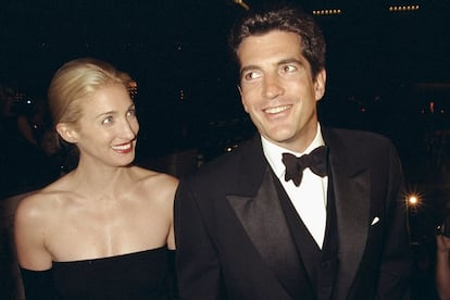 John F. Kennedy Jr. (1999). El hijo del presidente de Estados Unidos formaba junto a Carolyn Bessette una de las parejas más atractivas, influyentes y admiradas de todo el país. Fallecieron, junto a la hermana de Carolyn, en un accidente de avioneta que pilotaba el propio John Jr.