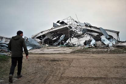 Serguéi Yatsenko, responsable de la granja Agrosvit de Shestakove, el 11 de noviembre, delante de uno de los establos destruido por los bombardeos