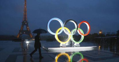 La escultura de los anillos de los Juegos Olímpicos de 2024.
