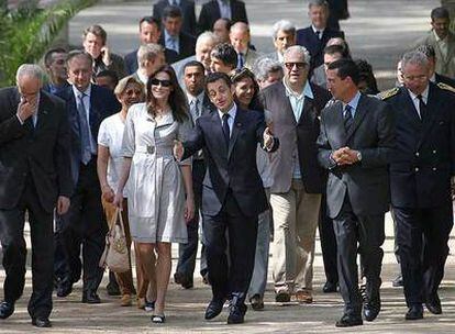 El presidente francés, Nicolas Sarkozy, y su esposa, Carla Bruni, en una visita a Cartago.