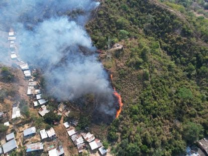 Incendio forestal en el sector de Ruitoque, Santander, el 20 de enero de 2024.
