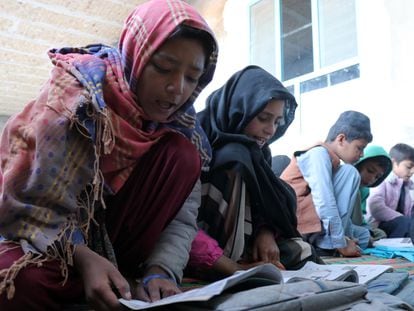 Niños afganos toman sus últimas clases en una instalación financiada por Naciones Unidas y agencias asociadas, antes de su cierre debido a una prohibición talibán que impide a las mujeres afganas trabajar para ONG, en el distrito de Dand de Kandahar, Afganistán, el 1 de enero de 2023.
