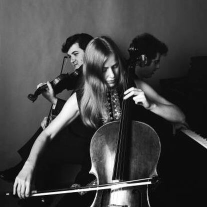 Pinchas Zuckerman, Jacqueline Du Pré y Daniel Barenboim, en una imagen en 1960.