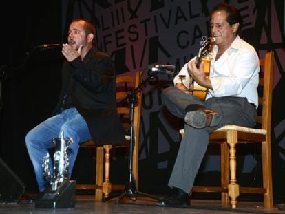 Jeromo Segura canta con la L&aacute;mpara Minera a los pies.