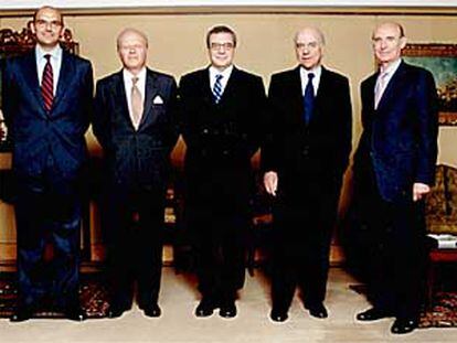 De izquierda a derecha, Fernando Abril, consejero delegado de Telefónica; Emilio Ybarra, copresidente de BBVA; César Alierta, presidente de Telefónica; Francisco González, copresidente de BBVA, y Pedro Luis Uriarte, vicepresidente de BBVA.