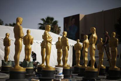 Estatuillas gigantes del Oscar, repintadas en los aleda&ntilde;os del teatro Dolby antes de la &uacute;ltima gala de los premios.