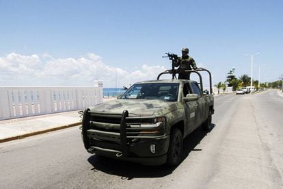 Un vehículo de las Fuerzas Armadas mexicanas durante un recorrido por la isla de Cozumel.