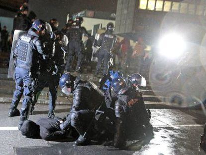 La polic&iacute;a detiene a uno de los participantes en las protestas contra el Gobierno en Liubliana del 30 de noviembre.