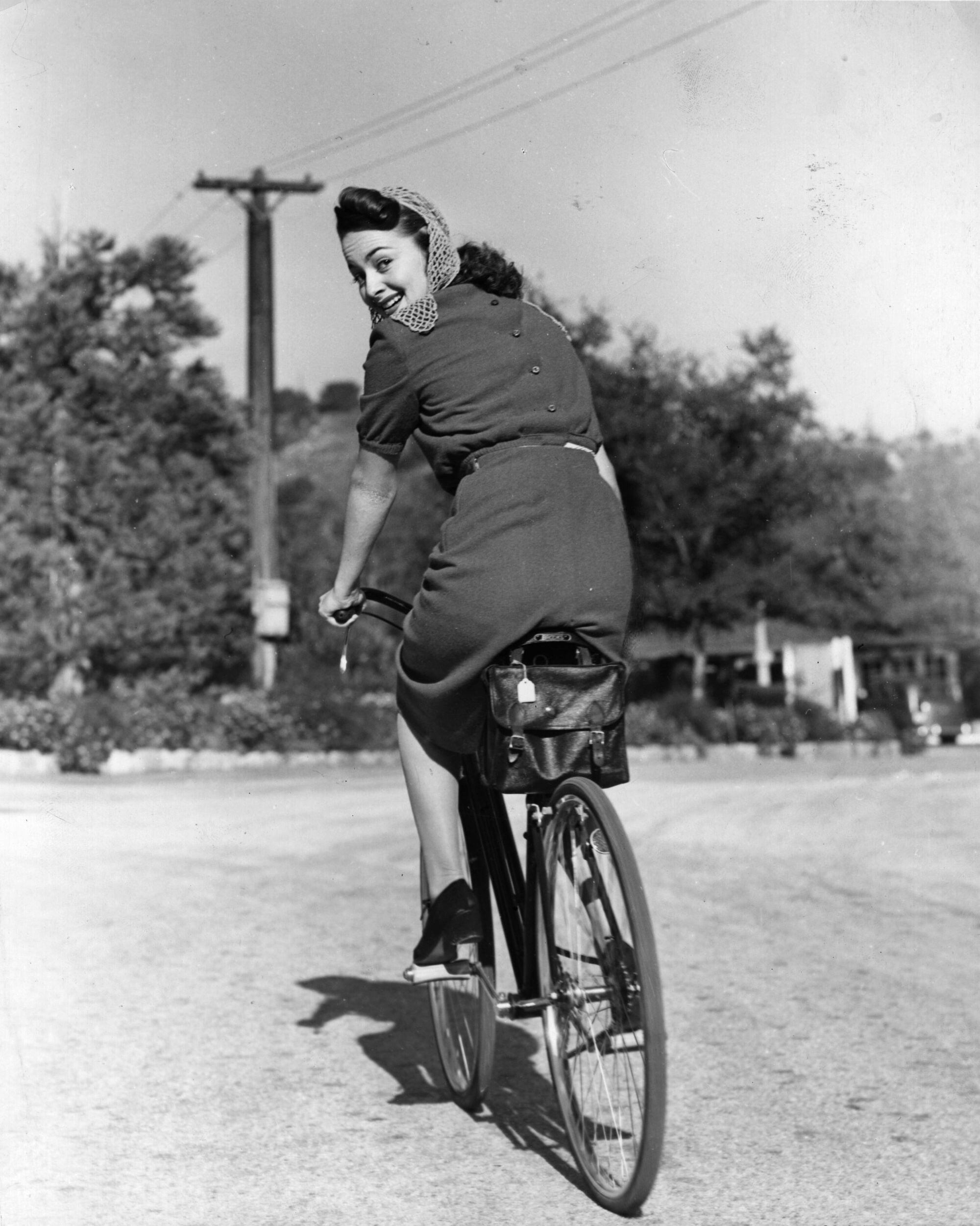 La actriz Olivia de Havilland monta en bicicleta, en una imagen en torno a 1938.