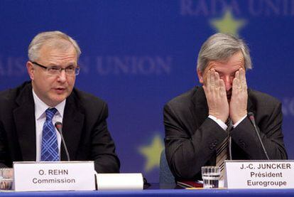 El primer ministro de Luxemburgo, Jean-Claude Juncker, presidente el Eurogrupo y Olli Rehn, comisionado de Asuntos Monetarios Europeos.