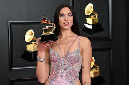 Dua Lipa, posando con su Grammy en la categoría de mejor álbum de pop por ‘Future Nostalgia’.